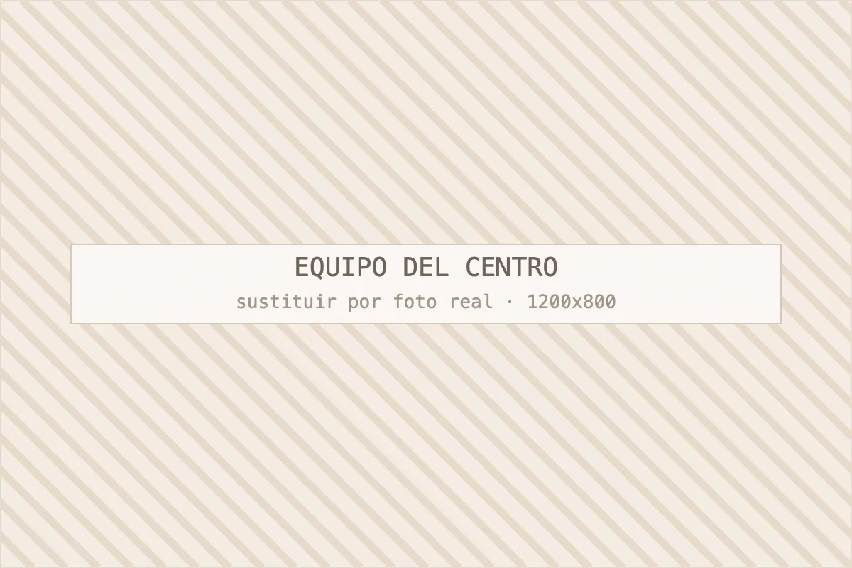 Jeisy, responsable del centro de estética, en cabina con una clienta